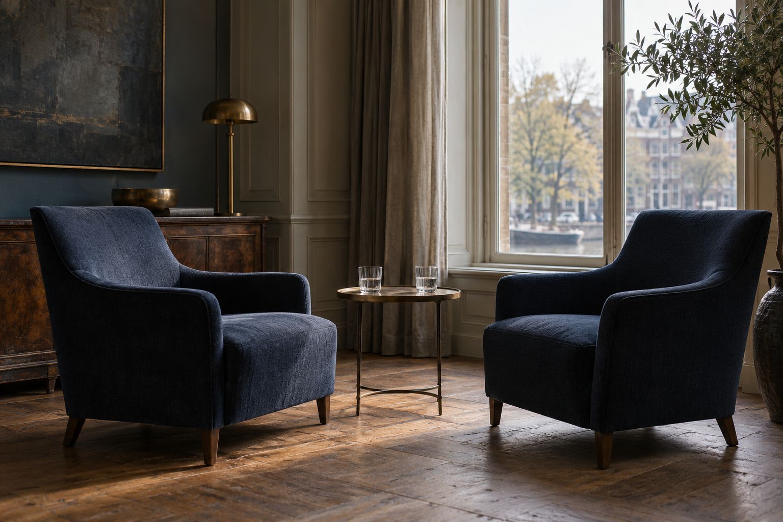 Twee stoelen bij een raam in een rustige spreekkamer